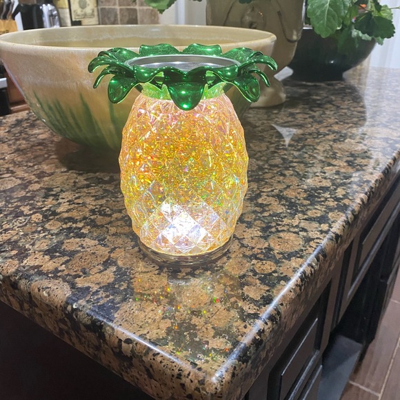 Bath & Body Works Accents Bbw Light Up Pineapple Single Wick Candle